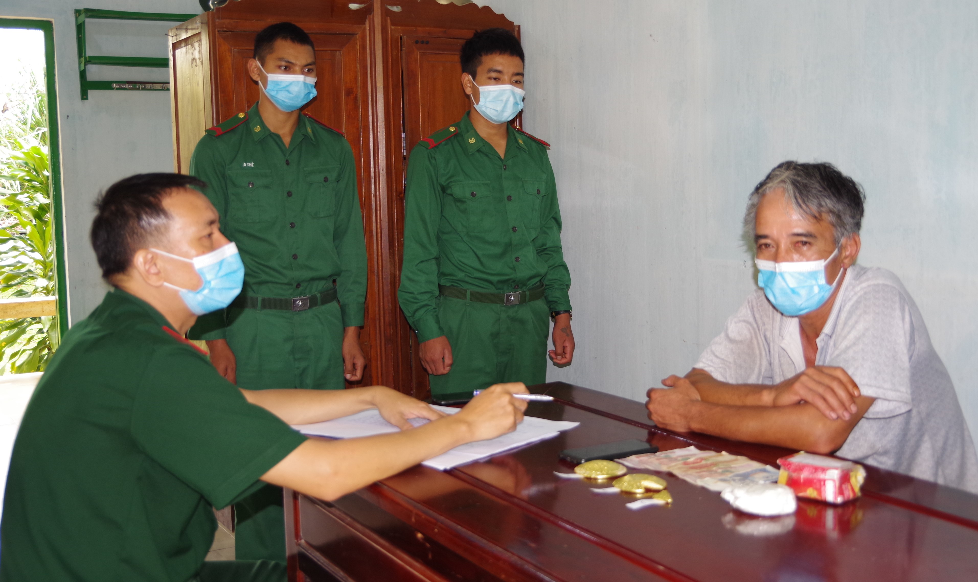 Bộ đội Biên phòng bắt giữ đối tượng vận chuyển vàng trái phép